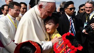 Papa Francisco llega a Birmania advertido de no hablar sobre los rohingyas
