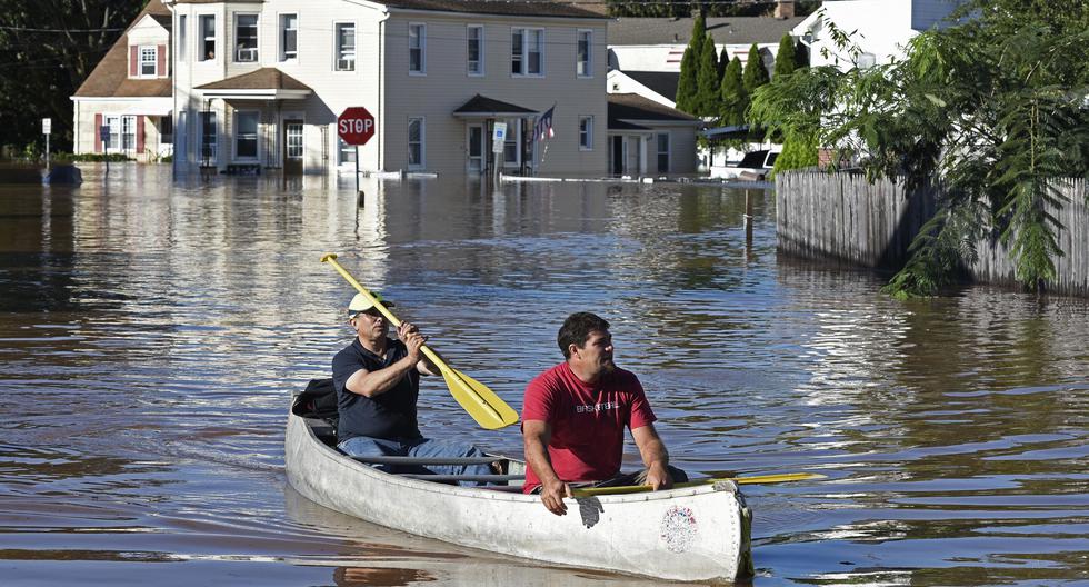 Los residentes navegan en canoa a través del agua tras las inundaciones tras el huracán Ida en Manville, Nueva Jersey. (Foto: AP / Carlos González)