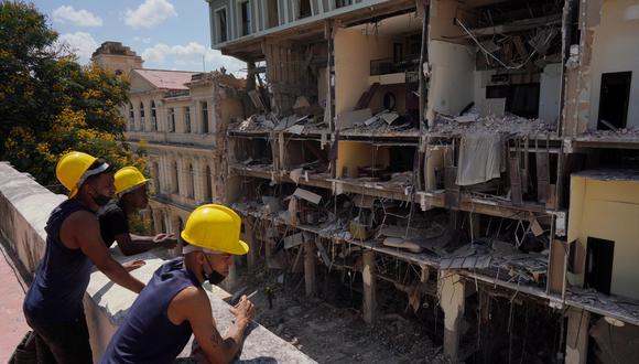 Trabajadores observan el hotel Saratoga destruido. REUTERS