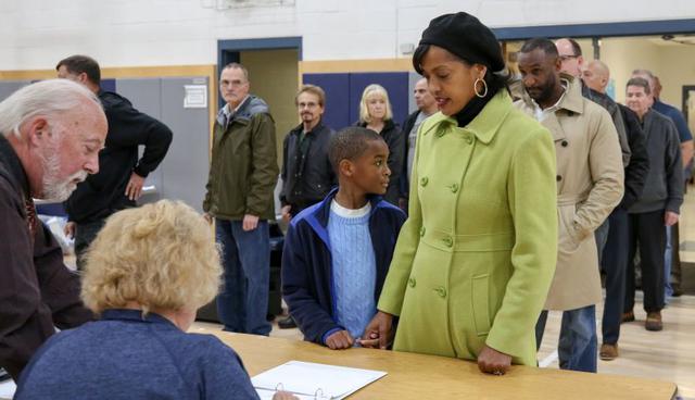 La candidata al Congreso Demócrata de los Estados Unidos, Jahana Hayes, con su hijo Myles, se registra para votar en Wolcott, Connecticut. (Foto: Reuters)