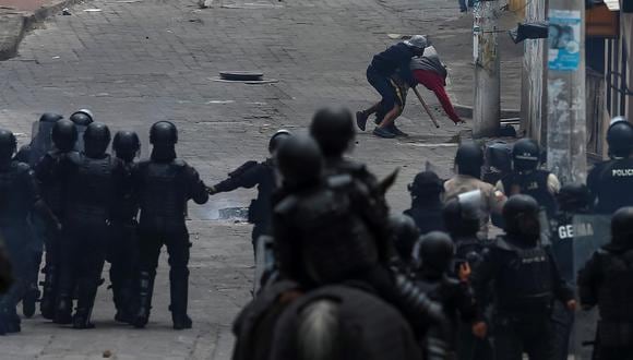 Manifestantes se enfrentan con agentes antidisturbios durante las movilizaciones contra las pretendidas reformas del Gobierno de Ecuador. (EFE/ José Jácome).