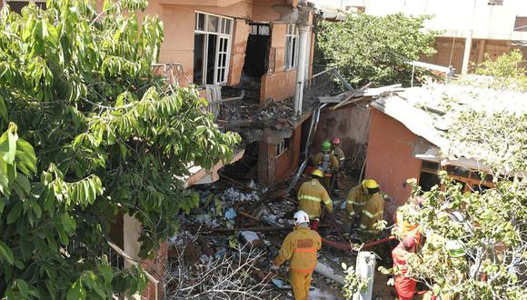 Bomberos inspeccionan una casa donde cayó un avión K8 de la Fuerza Aérea Boliviana (FAB), dejando al menos una mujer muerta y un hombre herido, hoy en la ciudad de Sacaba, en el departamento de Cochabamba (Bolivia). (EFE/Jorge Abrego).