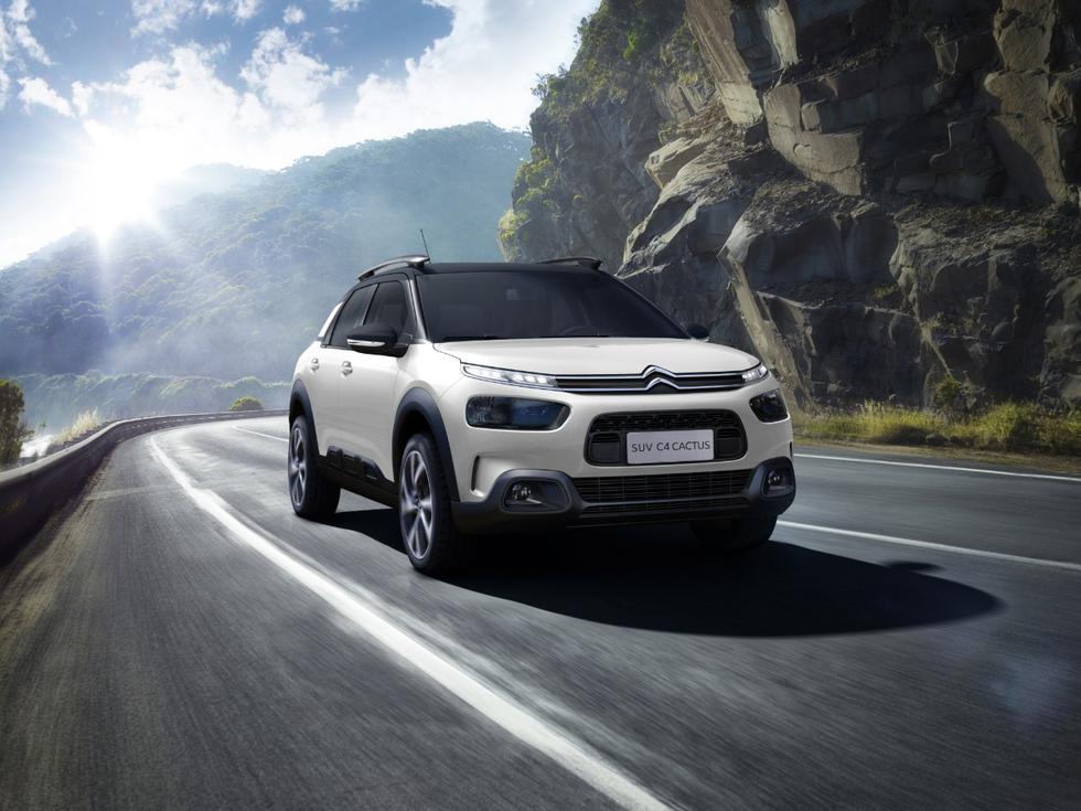 La marca francesa lanzó al mercado peruano el renovado Citroën C4 Cactus, un SUV más estilizado, con amplio despeje del suelo y equipado en dos versiones: Feel y Shine. Viene en transmisión automática de 6 marchas en ambas versiones y con 3 modos de conducción: Sport, Drive y Eco. <a href="https://elcomercio.pe/ruedas-tuercas/automotriz/citroen-presenta-en-peru-su-renovado-c4-cactus-fotos-suv-noticia/" target=_blank>Lee aquí la nota.</a>