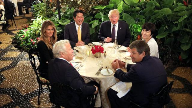 Donald Trump estrecha vínculos con primer ministro de Japón - 1