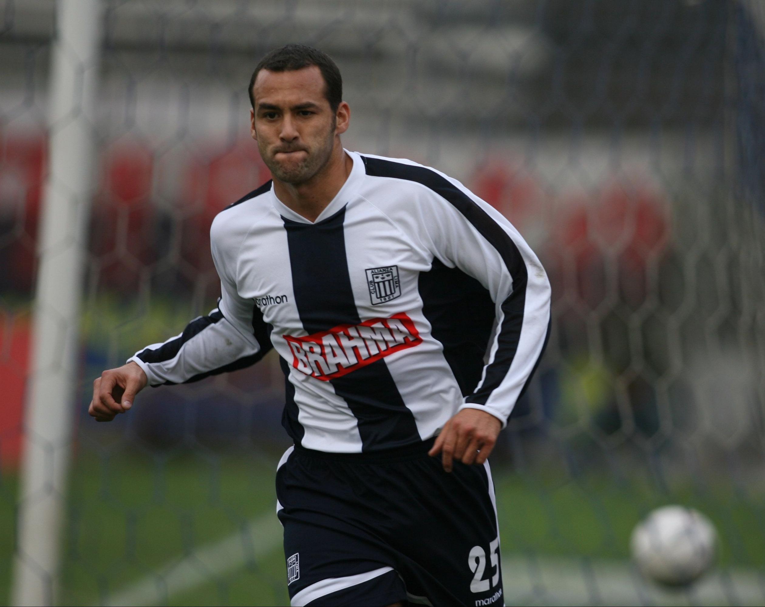 Roberto Silva llegó a jugar por Alianza Lima, Sporting Cristal, Werder Bremen, entre otros clubes, así como por Perú. Antes, el delantero integró la selección de vóley. (Foto: El Comercio)