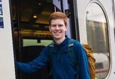 Este joven vive en tren las 24 horas del día por $10 mil al año: así es su rutina