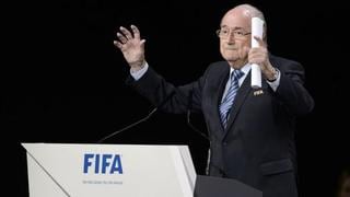 Joseph Blatter seguirá como presidente de la FIFA hasta febrero