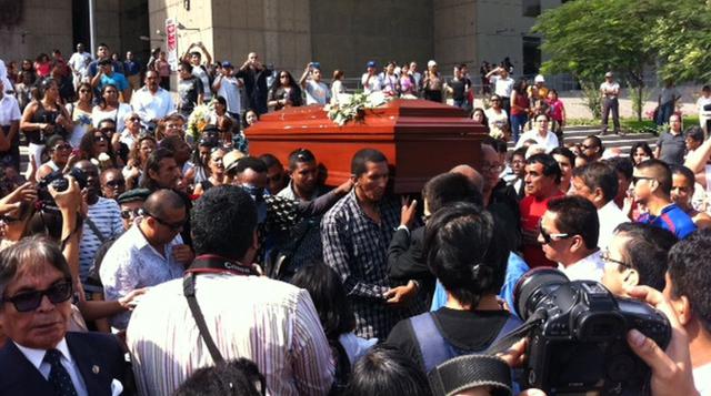 Los restos de Pepe Vásquez llegan al cementerio Padre Eterno | LUCES | EL  COMERCIO PERÚ