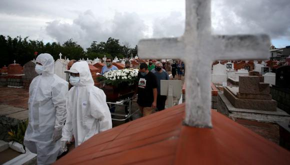 Aunque la Contraloría no ha divulgado la cantidad de personas que han utilizado los datos de ciudadanos fallecidos para hacerse a una vacuna, el portal O Globo habla de cerca de 1.000 casos.  (Foto: REUTERS / Diego Vara).