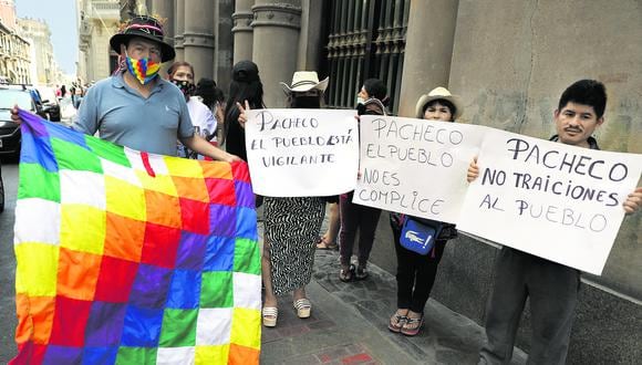 Un grupo de manifestantes que portaban carteles con un tono amenazante esperó a Bruno Pacheco. (Foto: Julio Reaño)