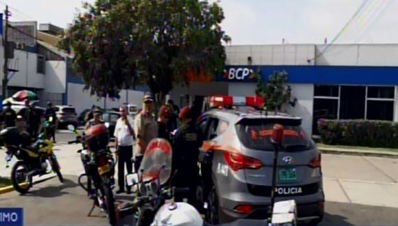 Los delincuentes abandonaron la camioneta usada en el atraco en la avenida Enrique Meiggs. (Imagen: Canal N)