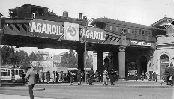 El "Puente Pacífico" argentino, un puente sobre la Avenida Santa Fe. Un tren de Buenos Aires y Pacific Railway circula por el puente. (Foto del Archivo General de la Nación)