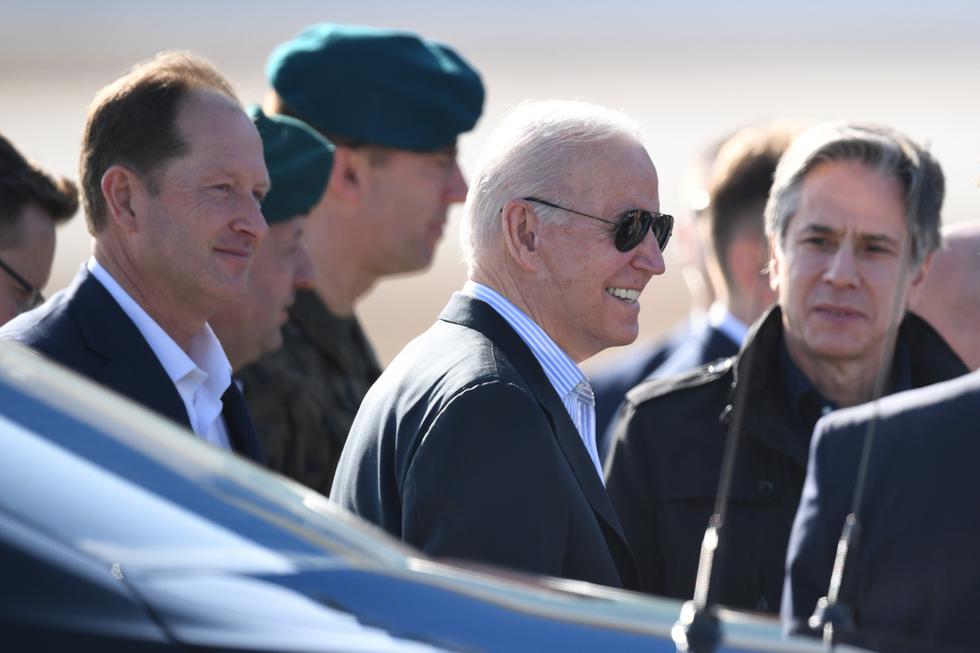 El presidente estadounidense Joe Biden (C) y el secretario de Estado estadounidense Antony Blinken (D) tras llegar al aeropuerto de Jasionka, cerca de Rzeszow, al sur de Polonia, el 25 de marzo de 2022. (Texto: EFE / Foto: EFE/EPA/DAREK DELMANOWICZ FUERA POLONIA)