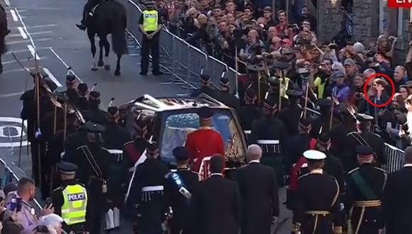 “¡Eres un viejo enfermo!”, le gritan al príncipe Andrés durante la procesión con el féretro de la reina Isabel II. (Captura de video).