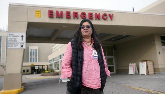 Angelique Ramirez, directora médica de la Fundación Health Partners en Fairbanks, posa para una fotografía frente a la entrada de emergencias del Hospital Fairbanks Memorial, el martes 21 de septiembre de 2021, en Fairbanks, Alaska. (AP Foto/Rick Bowmer).