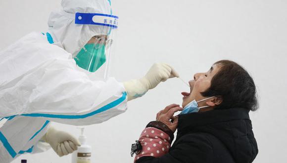 Una mujer se somete a una prueba de ácido nucleico para el coronavirus covid-19 en Hangzhou, en la provincia oriental china de Zhejiang, el 28 de enero de 2022. (STR / AFP).