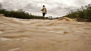 Arequipa: desborde de río en Panamericana Sur dejó varados a cientos de carros