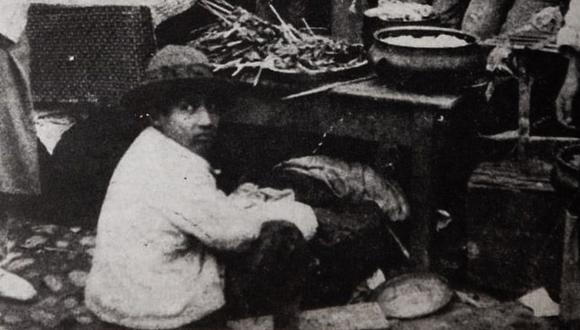 En la fotografía, una de las tradicionales “mesitas” con anticuchos, picantes y botellas de licor. (Foto: Archivo Histórico El Comercio)