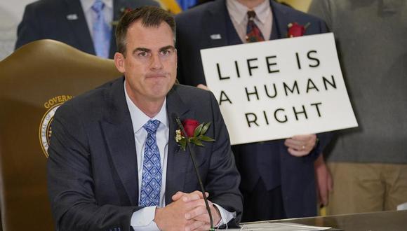 El gobernador de Oklahoma, Kevin Stitt, conversa después de firmar un proyecto de ley que convierte en delito abortar después de la sexta semana, castigado con hasta 10 años de prisión, el 12 de abril de 2022. (AP Foto/Sue Ogrocki, Archivo).