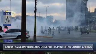 Universitario de Deportes: disturbios durante protesta de barristas cremas en el Campo de Marte | VIDEO