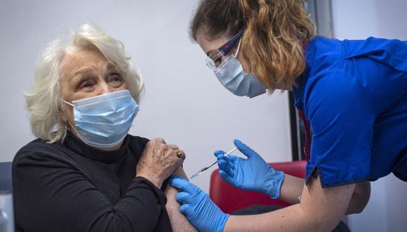 Frances Gogh recibe la primera de dos inyecciones de la vacuna Pfizer / BioNTech contra el coronavirus, en el Guy's Hospital de Londres, el 8 de diciembre de 2020. (Victoria Jones / POOL / AFP).