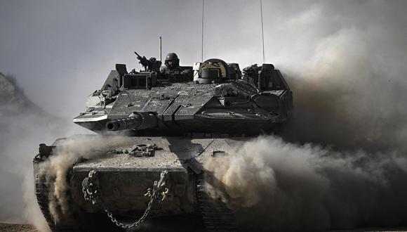 Un tanque de batalla del ejército de Israel se mueve en un área a lo largo de la frontera con la Franja de Gaza el 2 de abril de 2024. (Foto de RONALDO SCHEMIDT / AFP).
