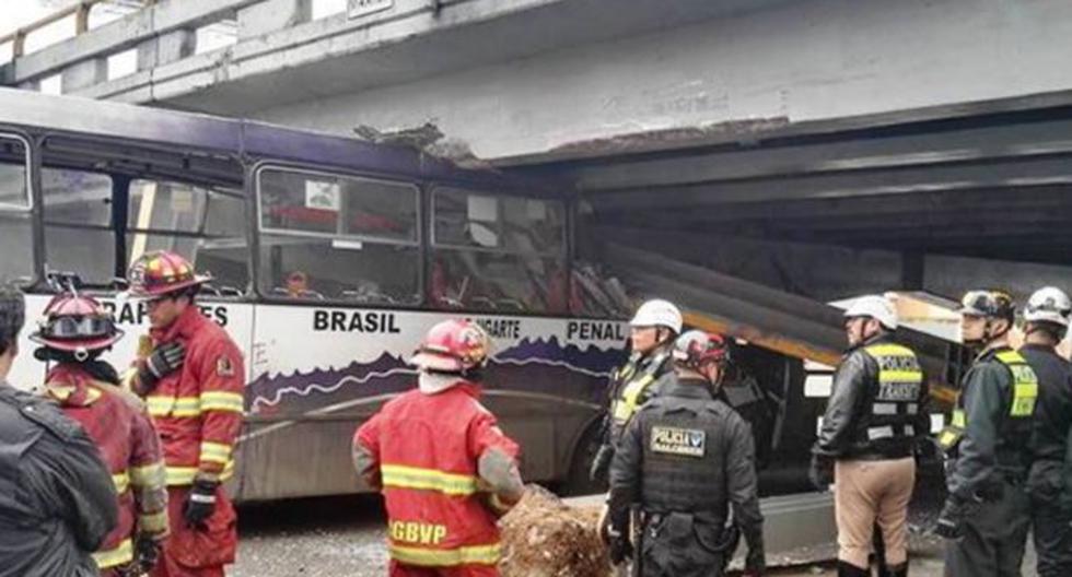 Bomberos llegaron a la zona del accidente para rescatar al chofer y pasajeros afectados tras choque con puente peatonal. (Foto: Andina)