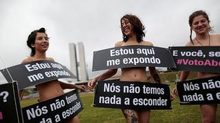 Brasil: jóvenes desnudos exigieron que se acabe el voto secreto en el Congreso