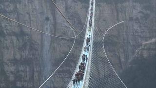 China: El puente de cristal más largo del mundo