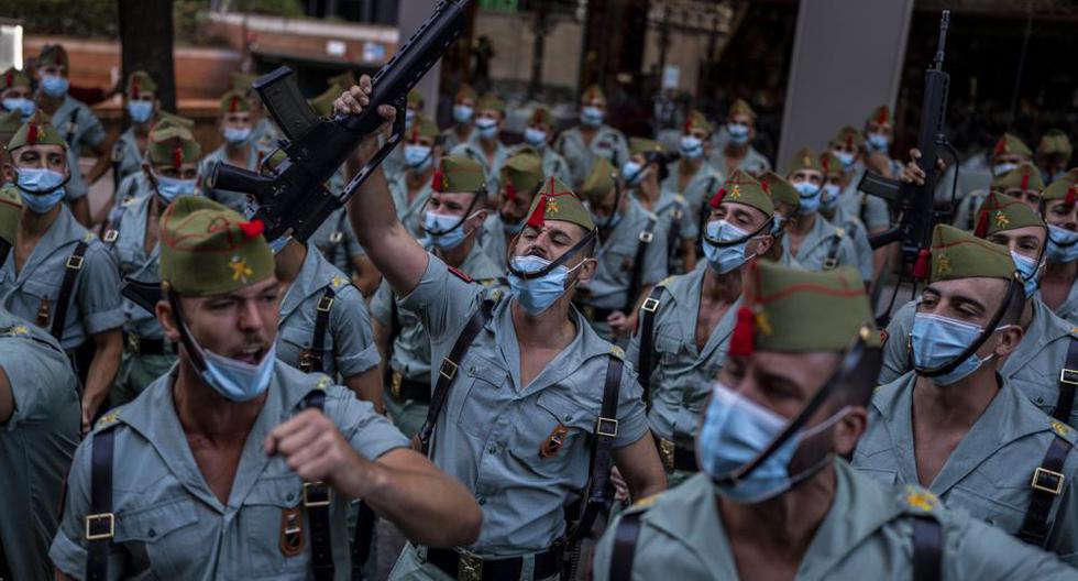 Miembros de una unidad de élite del Ejército de España llamada La Legión antes de iniciar un desfile militar por el Día de la Hispanidad, el martes 12 de octubre de 2021 en Madrid. (AP Foto/Manu Fernández).