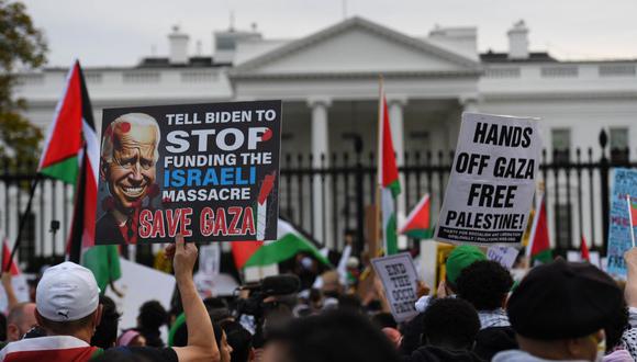 Cientos de personas protestan en los exteriores de la Casa Blanca, Estados Unidos, en apoyo para los palestinos luego de los ataques a la Franja de Gaza. Photo by OLIVIER DOULIERY / AFP