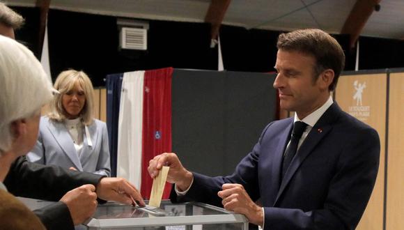 El presidente de Francia, Emmanuel Macron, ejerce su derecho al voto. (MICHEL SPINGLER / AFP).