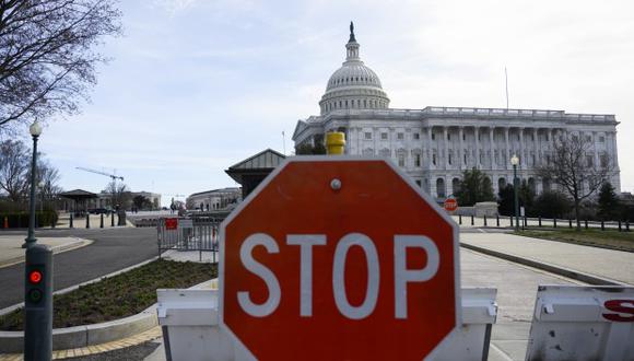 Una señal de alto se ve en un punto de control de seguridad en el Capitolio de los Estados Unidos, en Washington. (Foto: AFP)