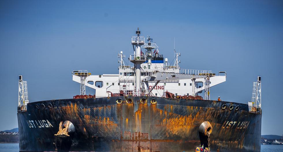 Activistas ambientales de Greenpeace organizan una acción contra el barco Ust Luga, que supuestamente descargará petróleo ruso en el puerto de Aasgaardstrand, Noruega, el 25 de abril de 2022, en medio de la invasión rusa de Ucrania. (Foto referencial, Ole Berg-Rusten / NTB / AFP).