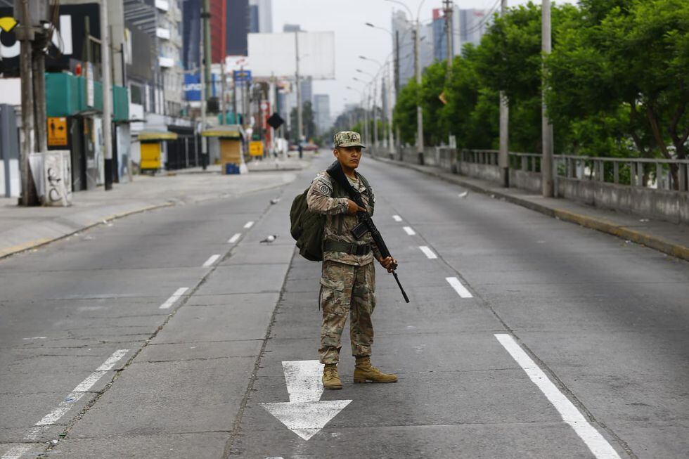 Militares resguardan las calles durante  estado de emergencia para evitar el contagio de coronavirus. (Foto: Allen Gino Quintana /GEC)
