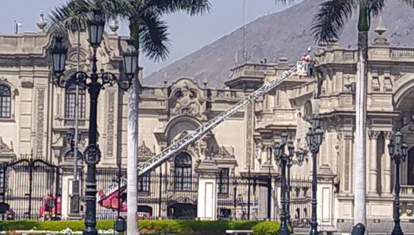 Bomberos utilizan escalera telescópica para colocar driza en exteriores de Palacio de Gobierno. (Foto: Daniel Bedoya)
