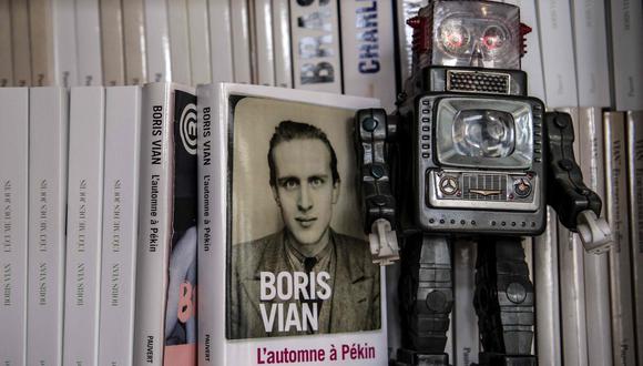 Fotografía tomada de una repisa en el departamento de Boris Vian, abierto a los periodistas por los 100 años del nacimiento del autor. El libro es "Otoño en Pekín", una novela publicada en 1947.  (Foto: AFP)