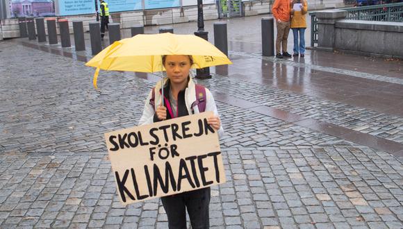 Greta Thunberg sostiene un letrero que dice "Los colegios en huelga por el clima", frente al Parlamento de Suecia. REUTERS