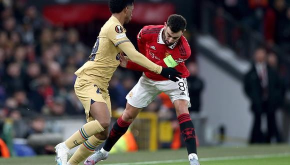 Manchester (United Kingdom), 23/02/2023.- Bruno Fernandes (R) of Manchester United in action against Alejandro Balde of Barcelona during the UEFA Europa League play-off, 2nd leg match between Manchester United and FC Barcelona in Manchester, Britain, 23 February 2023. (Reino Unido) EFE/EPA/Adam Vaughan
