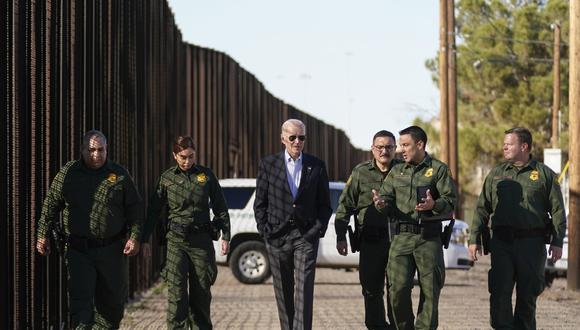 El presidente Joe Biden habla con agentes de la Patrulla Fronteriza de EE. UU. mientras caminan por un tramo de la frontera entre EE. UU. y México en El Paso, Texas.