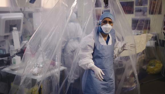 Médicos atiendes pacientes con COVID-19 en un hospital de París. (Foto: LUCAS BARIOULET / AFP)