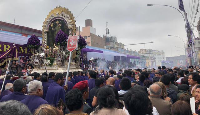 La imagen del Señor de los Milagros recorre las calles de Lima. (Foto: Claudia Sovero / El Comercio)