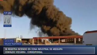 Incendio consume fábrica de ropa en Arequipa