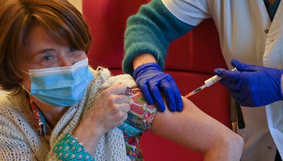 Un médico administra una dosis de la vacuna contra el coronavirus de Pfizer-BioNtech a una enfermera en el centro de gerontología Antonin Balmes, en Montpellier, en el sur de Francia, el 4 de enero de 2020. (Pascal GUYOT / AFP).