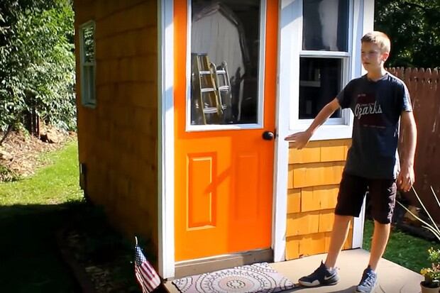 Luke Thill, un adolescente de 13 años, construye su primera mini casa en el patio trasera de la vivienda de sus padres. (Foto: Luke Thill/YouTube)