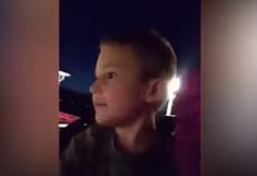 YouTube: a un niño se le suelta el cinturón en una montaña rusa