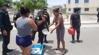 Piura: policías reparten pescado a familias de bajos recursos económicos que están alejados de los mercados