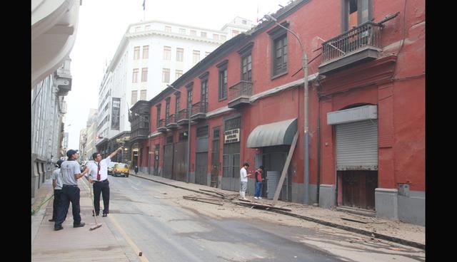 Derrumbe de cornisa en el Jr. Miró Quesada alarmó a varios transeúntes en el centro de Lima [FOTOS] - 1