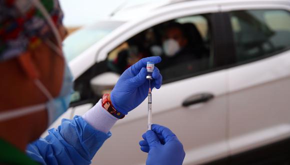 La aplicación de una dosis de refuerzo contra el COVID-19 se realizaría a personal en primera línea, que iniciaría con profesionales de la salud | Foto: Hugo Curotto / @photo.gec