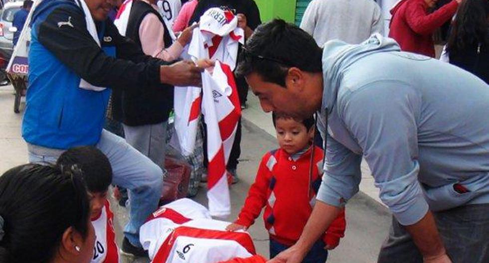Comerciantes venden miles de camisetas de la selección peruana antes del partido Perú-Colombia que podría clasificar directamente al equipo nacional al Mundial Rusia 2018. (Foto: Andina)